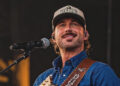 Riley Green expande a enorme turnê 'Cowboy As It Gets' de 2026 com novas datas de outono, novas músicas e uma programação repleta de estrelas