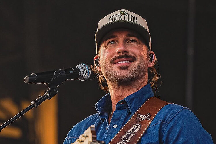 Riley Green expande a enorme turnê 'Cowboy As It Gets' de 2026 com novas datas de outono, novas músicas e uma programação repleta de estrelas