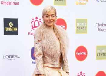 Rita Ora diz que está ‘animada’ com sua nova música enquanto aprende a aliviar a pressão sobre si mesma