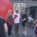 Rob Beckett, Josie Gibson e Kiell Smith-Bynoe empurram uma bola vermelha gigante pelo centro da cidade de Canterbury para um programa de TV