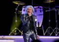 Rod Stewart é visto no dia do jogo da Copa do Mundo da Escócia após cancelar show