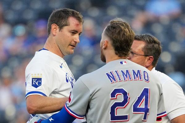 Royals RHP Seth Lugo tira o forro da testa e sai do jogo contra o Rangers