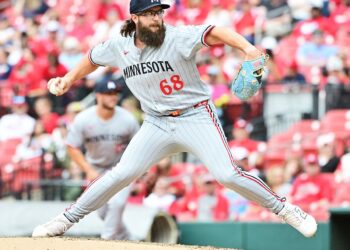 Royals adquirem RHP Dobnak dos Mariners