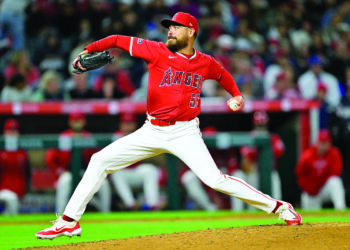 Royals assinam contrato com LHP Moore para ligas menores