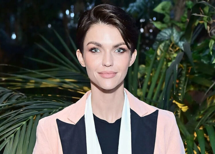 Ruby Rose quebra várias costelas após cair na piscina: ‘Direto para o hospital’