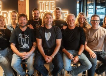 Ryan Hurd assina com Combustion Masters