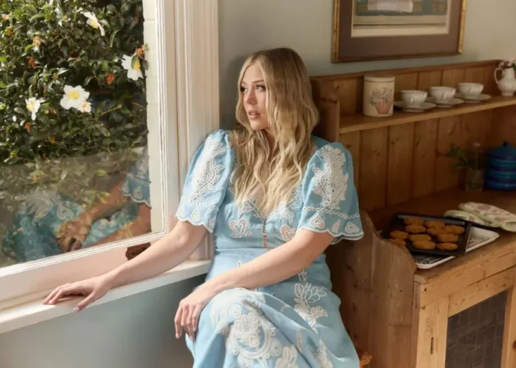 Sara Berki retorna com novo single ‘One Hand In The Cookie Jar’