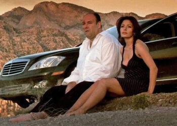 Sarah Shahi diz que teve 'um dos melhores' beijos com James Gandolfini em “Os Sopranos”: 'Oh, cara, funcionou para mim'