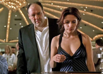 Sarah Shahi revela que James Gandolfini foi um dos melhores beijos que ela já teve