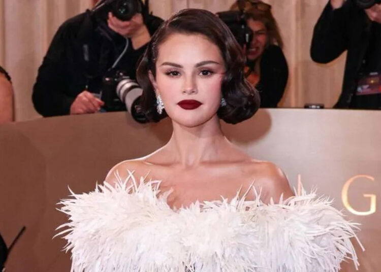 Selena Gomez estava hesitante sobre uma carreira musical aos 15 anos, revela o treinador de voz de celebridades