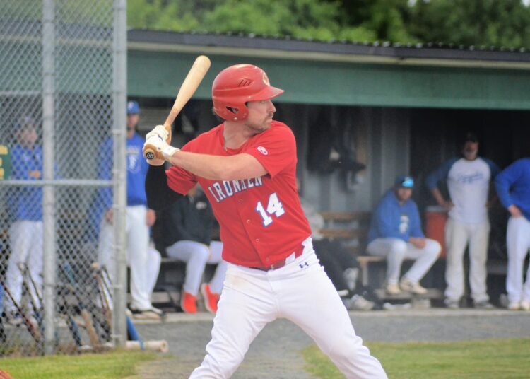 Senior Ironmen derrota Royals na estreia em casa
