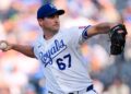 Seth Lugo, do Royals, sai do jogo contra o Rangers após tirar o line drive da cabeça