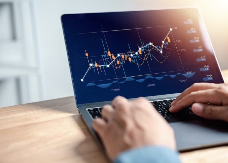 'Seus investimentos deveriam ser enfadonhos', diz Ramit Sethi. Ele acha que muitas pessoas inteligentes tratam os investimentos como entretenimento, fonte de identidade