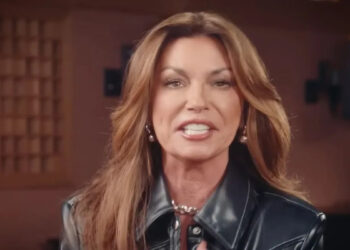 Shania Twain diz que a menopausa a ajudou a parar de lutar contra a mudança corporal