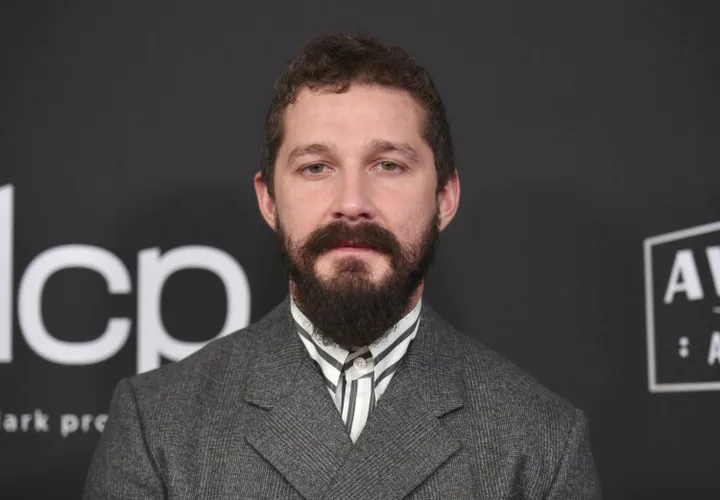Shia LaBeouf obtém liberdade condicional após se declarar culpado de socar frequentadores de bar durante o Mardi Gras