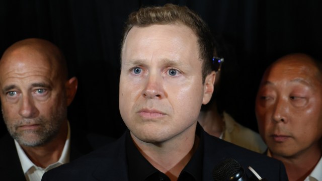 Spencer Pratt desmoronou por causa de pertences 'roubados' na frente de Torrie Wilson da WWE