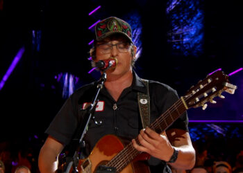 Stephen Wilson Jr. lança versão poderosa de sua música “Gary”, de sua apresentação no CMA Fest