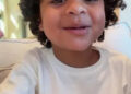 Tatum, filho de 3 anos de Khloé Kardashian, assume o controle de suas histórias no Instagram no momento doce mãe