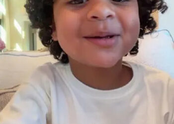 Tatum, filho de 3 anos de Khloé Kardashian, assume o controle de suas histórias no Instagram no momento doce mãe