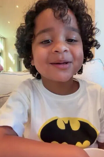 Tatum, filho de 3 anos de Khloé Kardashian, assume o controle de suas histórias no Instagram no momento doce mãe