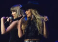 Taylor Swift canta 'Love Story' no show de Travis Kelce na Tight End University