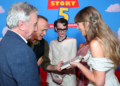 Taylor Swift canta nova mĂșsica na estreia de Toy Story 5