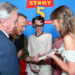 Taylor Swift canta nova música na estreia de Toy Story 5