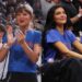 Taylor Swift e Kylie Jenner se abraçam após vitória do Knicks contra o Spurs