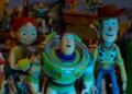 Taylor Swift está em 'Toy Story 5'? Novos outdoors 'TS' geram teorias