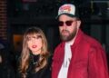 Taylor Swift faz show surpresa na Universidade Tight End