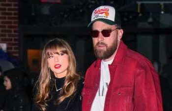 Taylor Swift faz show surpresa na Universidade Tight End