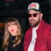 Taylor Swift faz show surpresa na Universidade Tight End