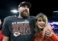 Taylor Swift pula show ao vivo de Travis Kelce New Heights em Los Angeles