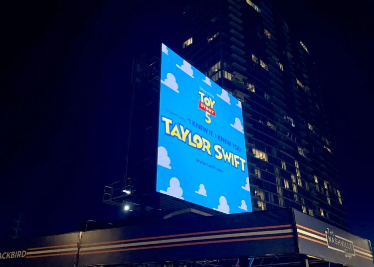 Taylor Swift retorna às raízes country com música de Toy Story 5