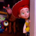 Taylor Swift surpreendeu os fãs na estreia de 'Toy Story 5' - e compartilhou um momento de fangirl identificável com Tom Hanks