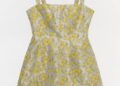 Taylor Swift usa outro vestido floral amarelo - desta vez para apoiar Travis Kelce