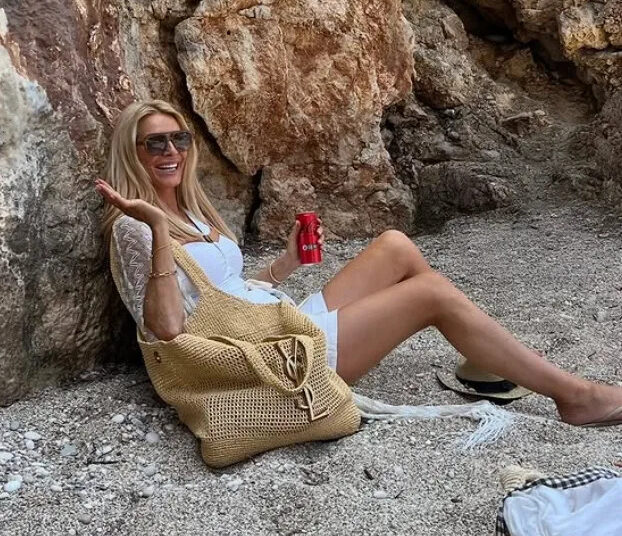 Tess Daly mostra pernas de modelo em minúsculos shorts brancos enquanto segue em frente após a separação de Vernon Kay