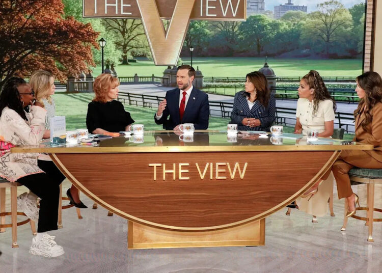 “The View” usa Barbara Walters em um comercial pedindo aos telespectadores que se oponham à FCC: ‘Use sua voz’