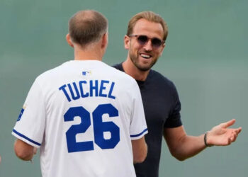 Thomas Tuchel lança o primeiro arremesso cerimonial no jogo do Kansas City Royals