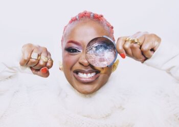 Tierra Whack estreia nova mixtape 'Whack's Museum', videoclipe com equipamentos dos Eagles e cowboys urbanos