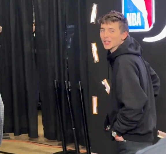 Timothee Chalamet, fãs famosos dos Knicks, de volta para o jogo 2 das finais da NBA