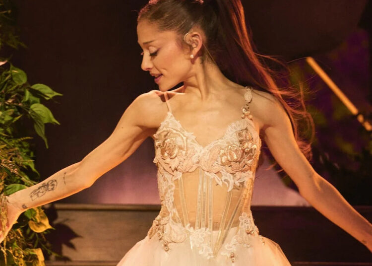 Todas as roupas que Ariana Grande usou em sua turnê Eternal Sunshine