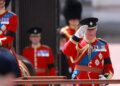 Todos os detalhes vistos no Trooping the Color, incluindo manifestantes anti-monarquia e sobrevoo da RAF