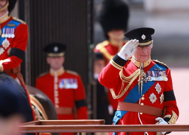 Todos os detalhes vistos no Trooping the Color, incluindo manifestantes anti-monarquia e sobrevoo da RAF