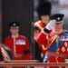 Todos os detalhes vistos no Trooping the Color, incluindo manifestantes anti-monarquia e sobrevoo da RAF