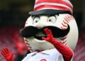 Tony Santillan implode novamente na derrota dos Reds por 5-2 para o Royals