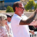 Tori Spelling e Dean McDermott se reúnem para a formatura da filha no ensino médio, 7 meses após finalizar o divórcio