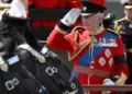 Trooping the Colour: Multidões se reúnem perto do Palácio de Buckingham antes do desfile de aniversário de King – atualizações ao vivo