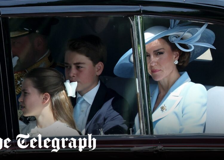 Trooping the color: Princesa de Gales chega para celebração