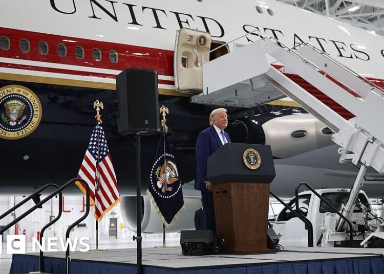 Trump revela jato de luxo modificado do Catar destinado ao Força Aérea Um